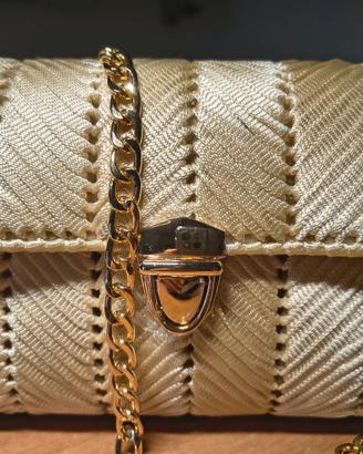 Realizzo pochette interamente realizzata a mano