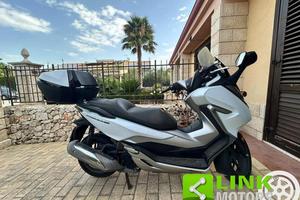 HONDA Forza 300 .