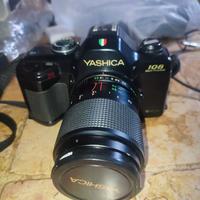 Macchina fotografica vintage Canon con flash