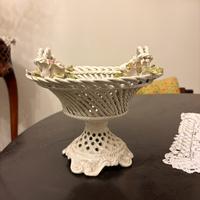 Cestino in porcellana intrecciata con fiori