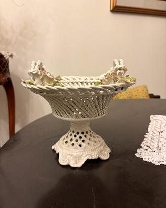 Cestino in porcellana intrecciata con fiori