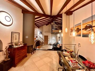 Elegante villetta a schiera con giardino e garage