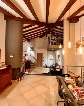 Elegante villetta a schiera con giardino e garage