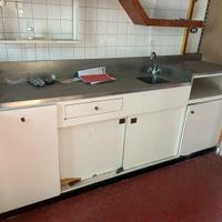 Bancone cucina con piano inox e lavabo