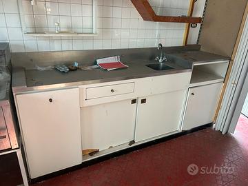 Bancone cucina con piano inox e lavabo