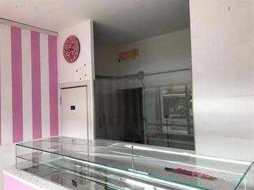 NEGOZIO SU STRADA DI PASSAGGIO CON VETRINA