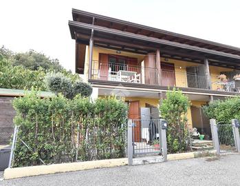 VILLA A SCHIERA D'ANGOLO A BORGHI