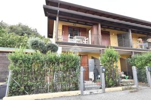 VILLA A SCHIERA D'ANGOLO A BORGHI