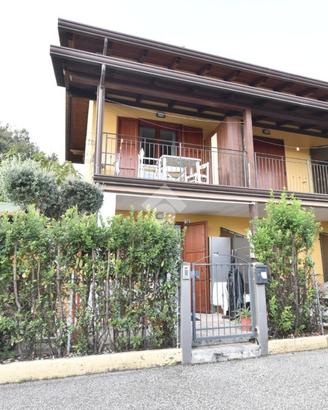 VILLA A SCHIERA D'ANGOLO A BORGHI