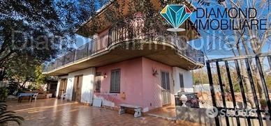 Villetta singola con ampi spazi esterni e garage