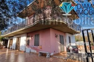 Villetta singola con ampi spazi esterni e garage