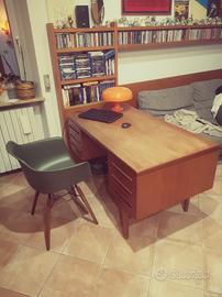 scrivania Danese in teak con sedia eggs