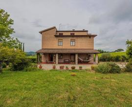 Rustico indipendente con splendida vista su Siena