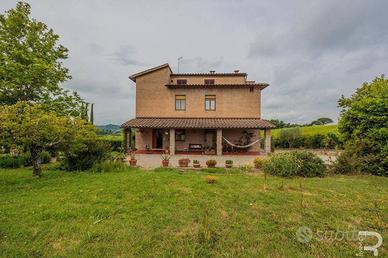 Rustico indipendente con splendida vista su Siena