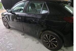 Opel Corsa con GPL uscita dalla casa , Incidentata