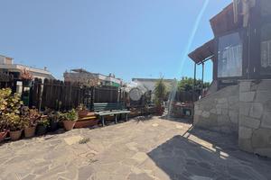 VILLA A SCHIERA CENTRALE A GIUGLIANO IN CAMPANIA