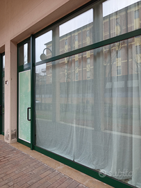 Locale commerciale con quattro vetrine parcheggio