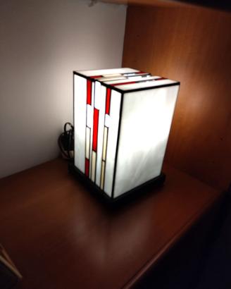Lampada vetrata e orologio