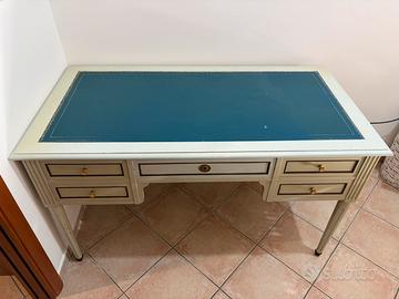 Scrivania vintage in legno – stile classico