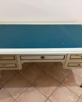 Scrivania vintage in legno – stile classico