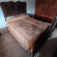 Letto in ferro d'epoca con decorazioni