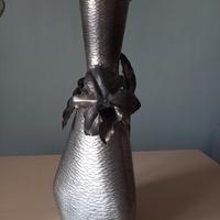 Vaso di peltro con fiore