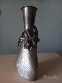 Vaso di peltro con fiore