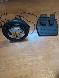 Volante e pedaliera ThrustMaster
