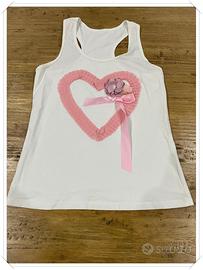 Canotta bianca con cuore rosa