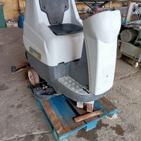 lavasciuga pavimenti industriale FASA uomo a bordo