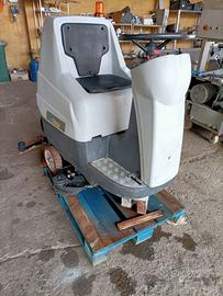 lavasciuga pavimenti industriale FASA uomo a bordo