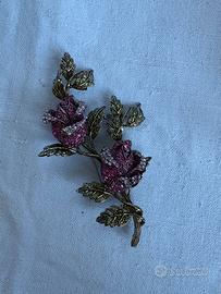 Spilla a rosa con strass – elegante e luminosa