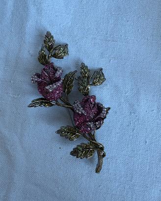 Spilla a rosa con strass – elegante e luminosa