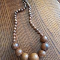 Originale collana corta in perle di legno