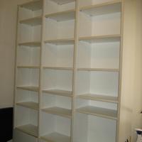 Libreria bianca grande con scaffali e sportelli