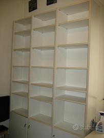 Libreria bianca grande con scaffali e sportelli
