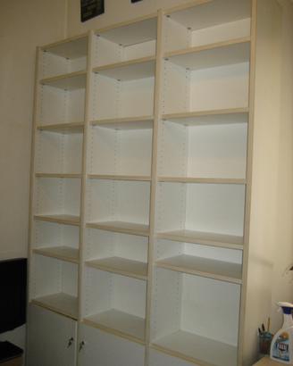 Libreria bianca grande con scaffali e sportelli