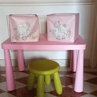 Tavolino sgabello e contenitori per bambini