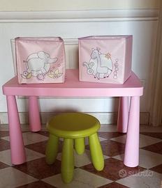 Tavolino sgabello e contenitori per bambini
