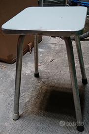 sgabello in legno e metallo