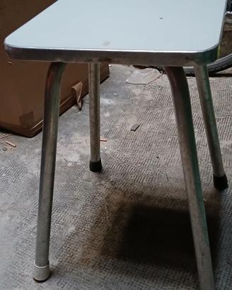 sgabello in legno e metallo