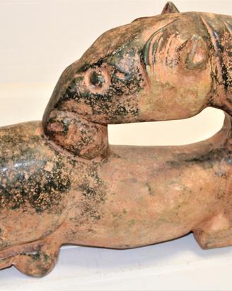 Statua di cavallo in pierta