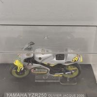 Modellino Yamaha YZR250 Olivier Jacque 2000