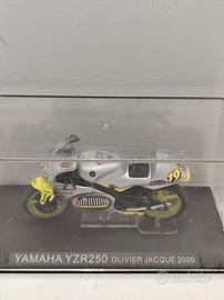 Modellino Yamaha YZR250 Olivier Jacque 2000