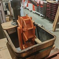 Fontana in legno con mulino 