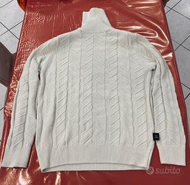 Maglione a collo alto con lavorazione a trecce