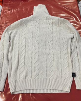 Maglione a collo alto con lavorazione a trecce