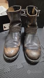 Stivali Cult con catene removibili.