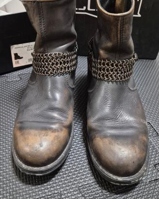 Stivali Cult con catene removibili.