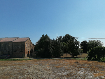 Rustico con terreno e progetto approvato